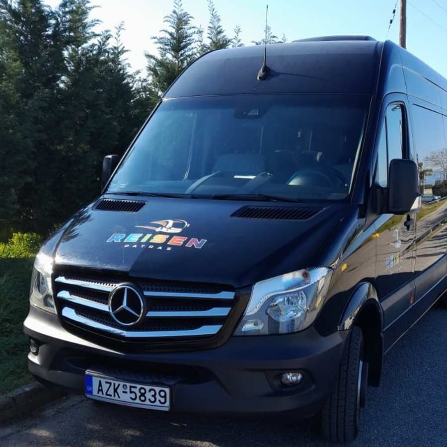 Λευκό mini bus της Reisen Patras
