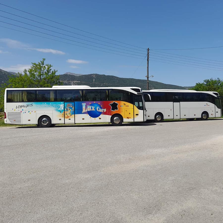Μαύρο mini bus της Reisen Patras